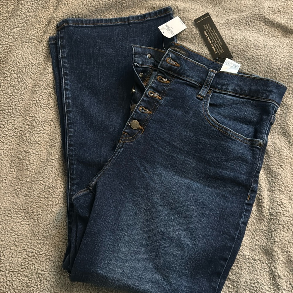 High-Rise Bootcut Crop Jean
8517620010032
32 Regular | Dark Wash